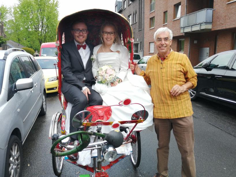 Für das Schulfest, als besonderes Geburtstagsgeschenk oder zur Hochzeit ... wir bieten eine farbenprächitge, original-indische Rikscha an. (c) Jochen Pesch