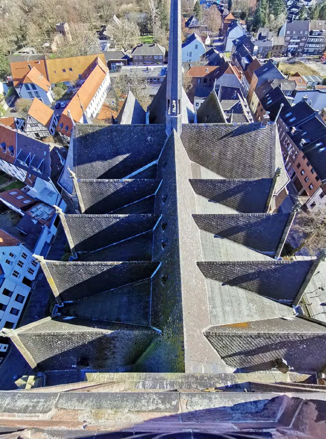 Blick auf das Dach der Pfarrkirche St. Cyriakus, Ende des Jahres 2022 (c) dbap (Dewey + Bohm-Schröder Architekten Partnerschaft)