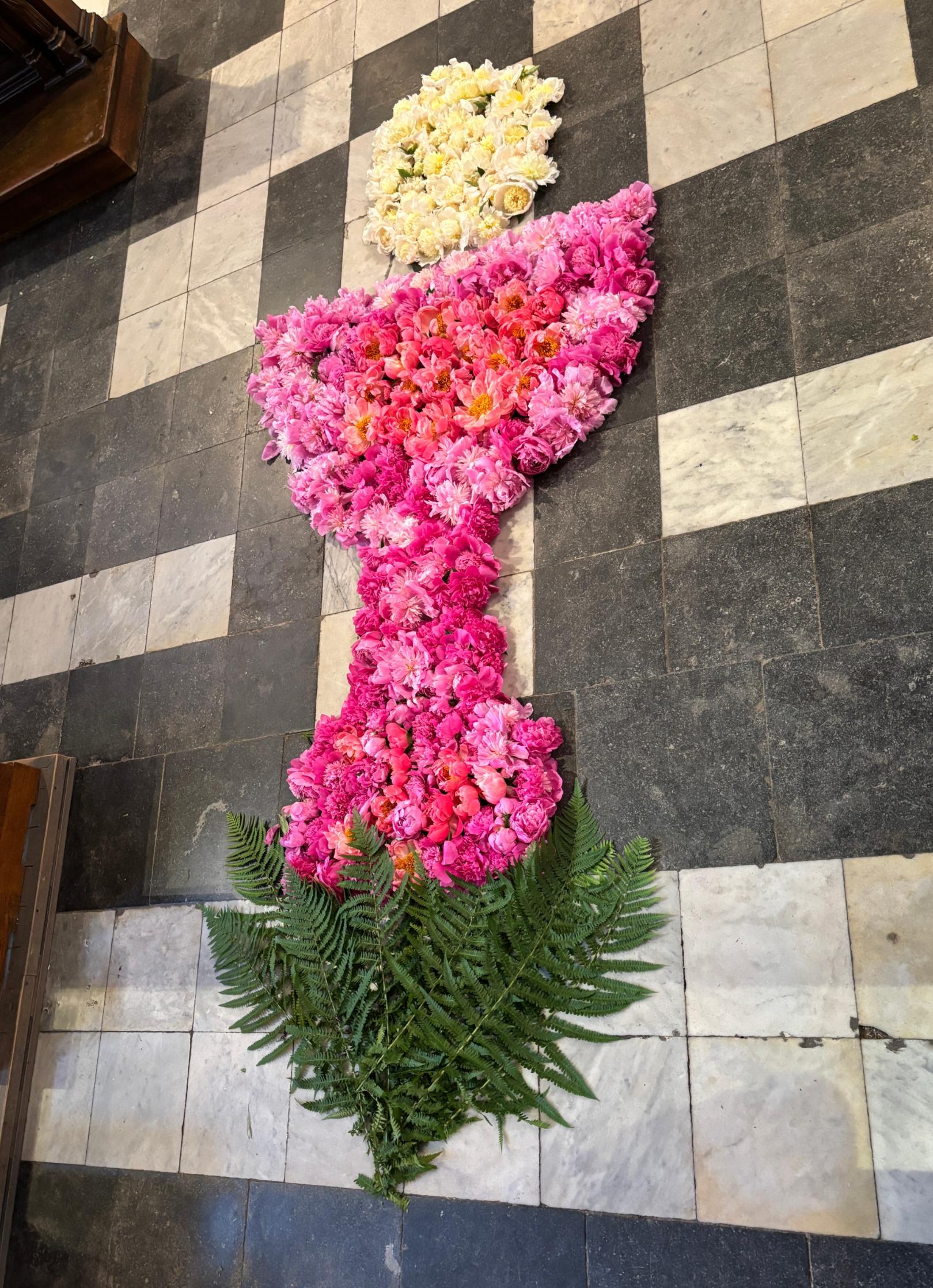 Blumenteppich, gestaltet von den Familien am Fronleichnamstag (c) Kath. Kirchengemeinde St. Cyriakus, Krefeld-Hüls