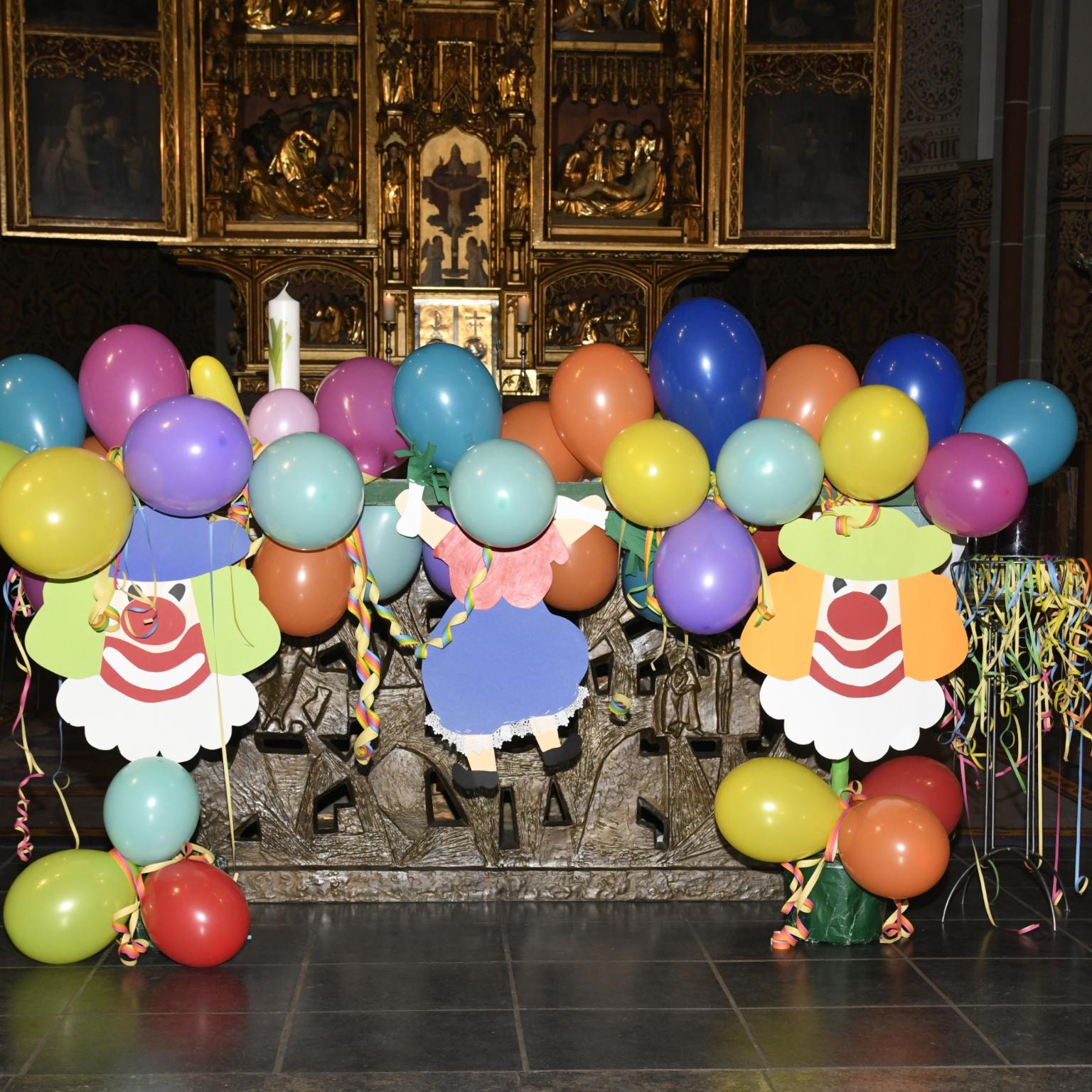 Karneval_Geschmückter Altar_St. Cyriakus_UGZ4816