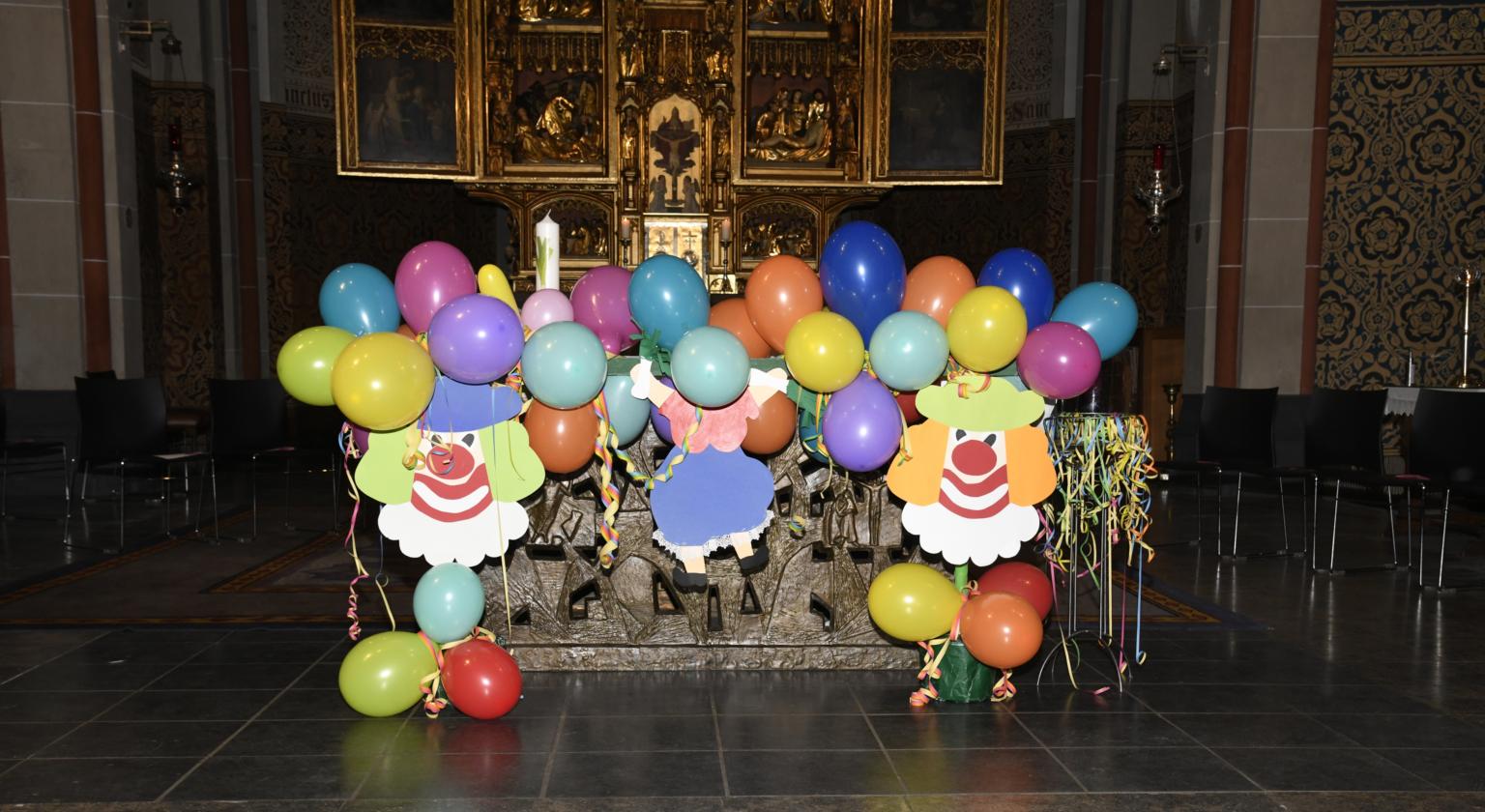 Karneval_Geschmückter Altar_St. Cyriakus_UGZ4816 (c) Ulrich Gerhartz